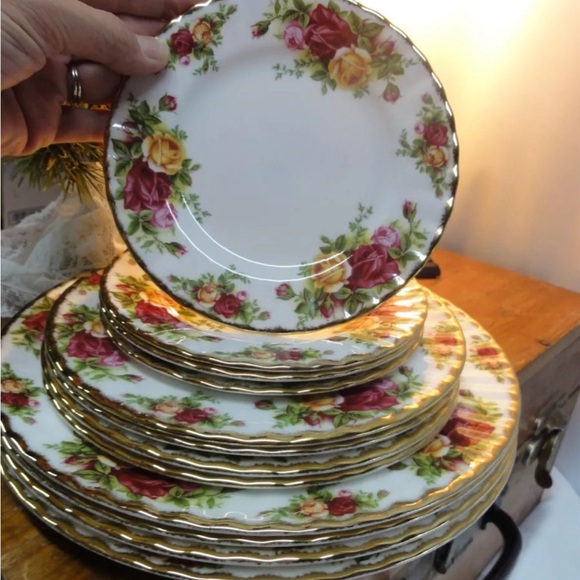 Royal Albert Old Country Rose plate set - Picture 10 of 10
